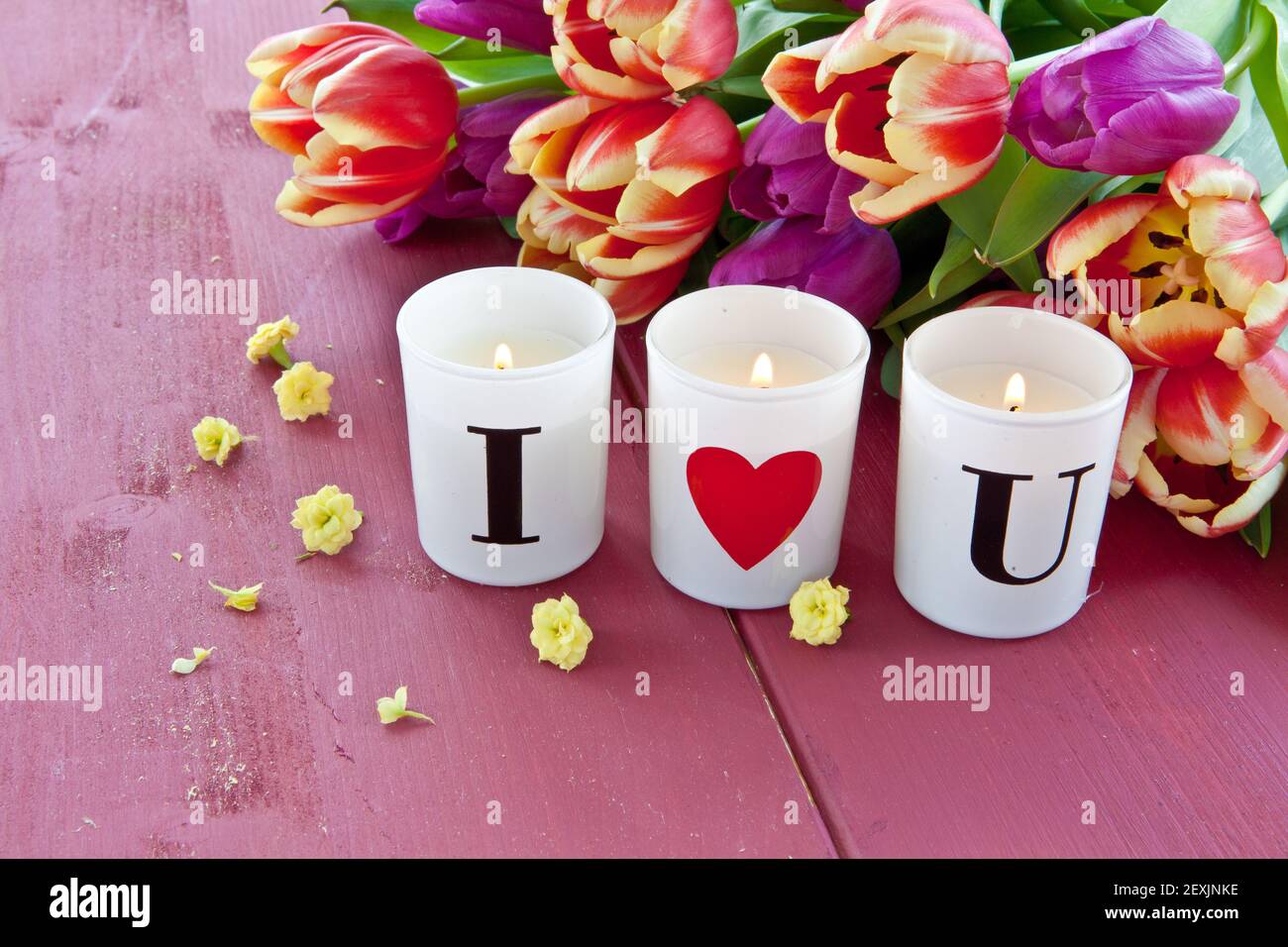 Tulipani freschi e candele Foto Stock