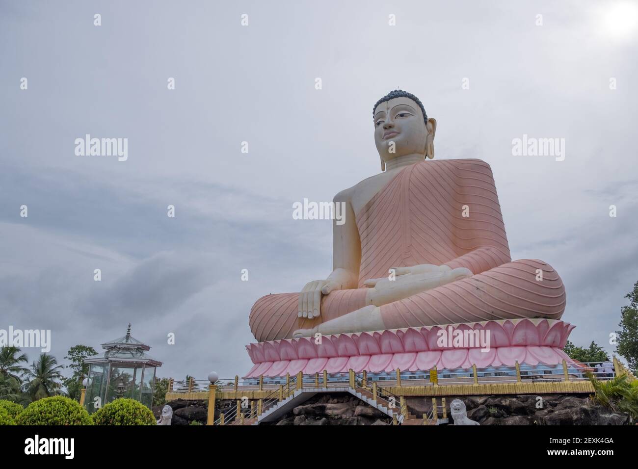 La statua del Grande Buddha al tempio Kande Vihara, un grande tempio buddista vicino alla spiaggia di Bentota nello Sri Lanka Foto Stock