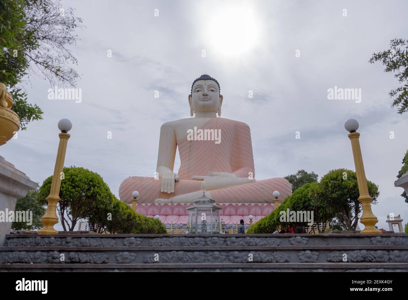 Una vista della statua del Grande Buddha al Kande Tempio di Vihara vicino alla spiaggia di Bentota nello Sri Lanka Foto Stock