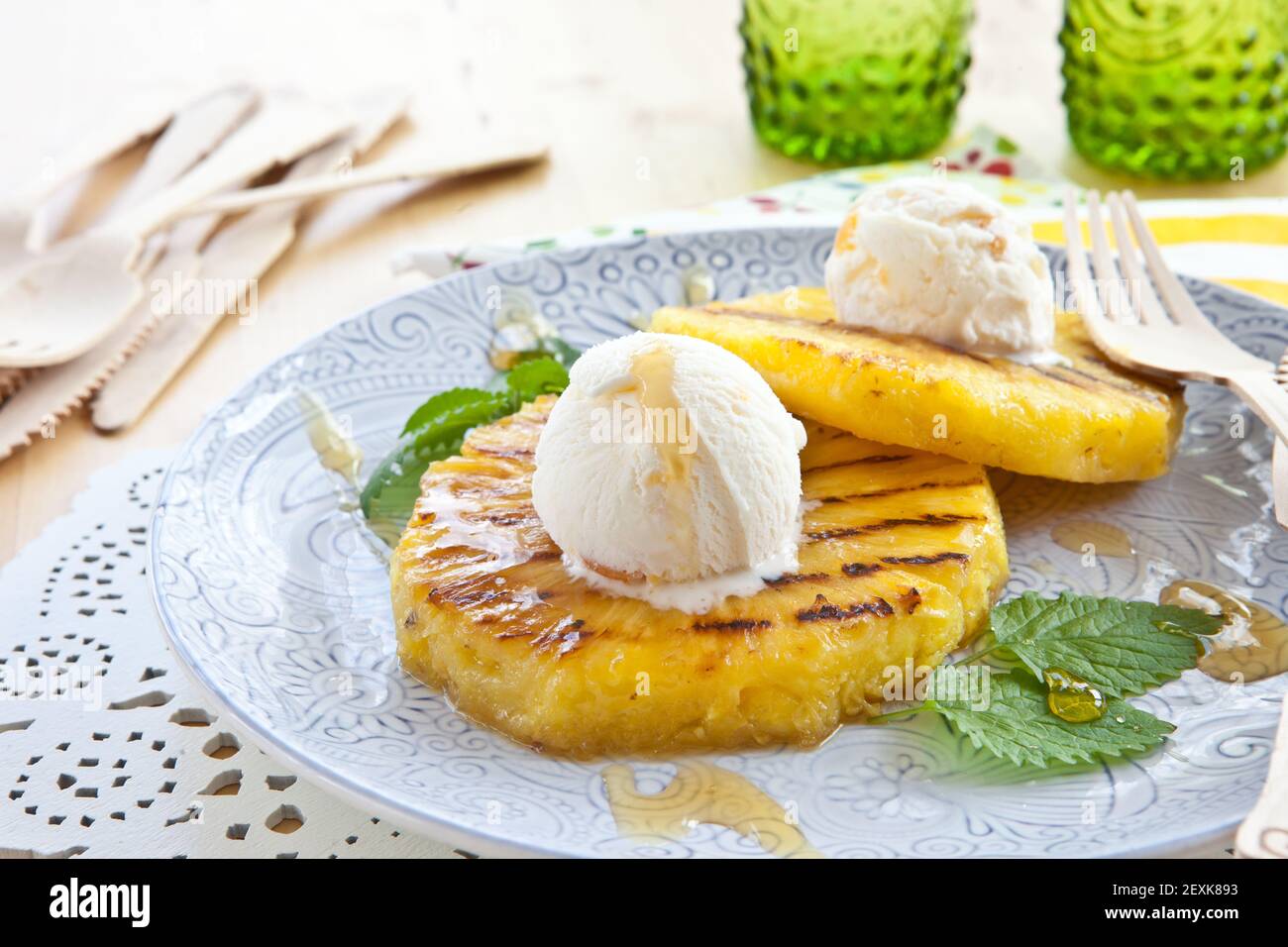 Ananas alla griglia con gelato Foto Stock