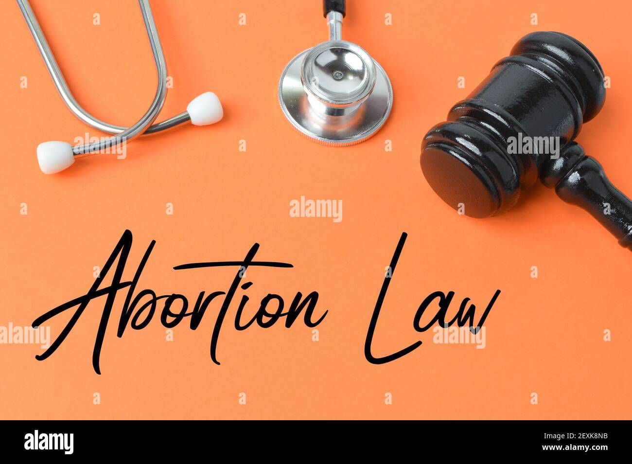 Giudice gavel, stetoscopio su sfondo arancione scritto con LA LEGGE SULL'ABORTO. Foto Stock