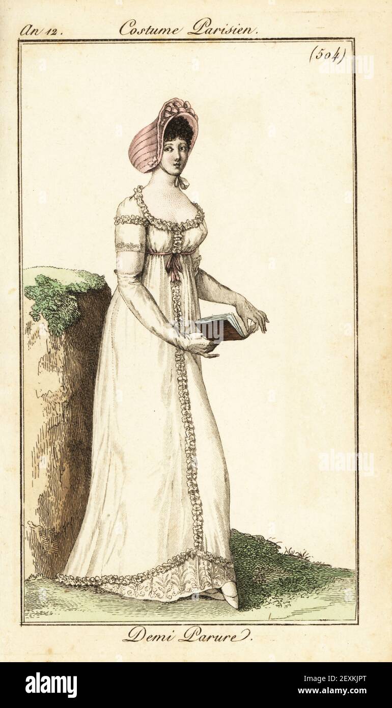 Donna in mezze-formale indossare leggere un libro. Indossa un cofano rosa, un abito basso rifinito con pizzo. Demi Parure. Incisione a mano su copperplate dal Journal des Dames et des Modes di Pierre de la Mesangere, Magazine of Women and Fashion, Parigi, AN 12, 1803. Illustrazioni di Carle Vernet, Jean-Francois Bosio, Dominique Bosio e Philibert Louis Debucourt, incise da Pierre-Charles Baquoy. Foto Stock