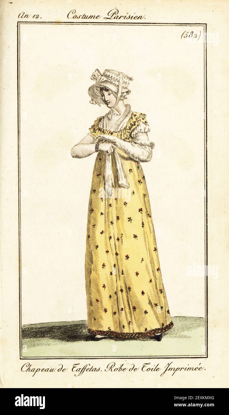 Donna alla moda con cofano in taffeta e abito stampato giallo toile. Chapeau de taffetas, Robe de Toile Imprimee. Incisione a mano su copperplate dal Journal des Dames et des Modes di Pierre de la Mesangere, Magazine of Women and Fashion, Parigi, AN 12, settembre 1804. Illustrazioni di Carle Vernet, Jean-Francois Bosio, Dominique Bosio e Philibert Louis Debucourt, incise da Pierre-Charles Baquoy. Foto Stock