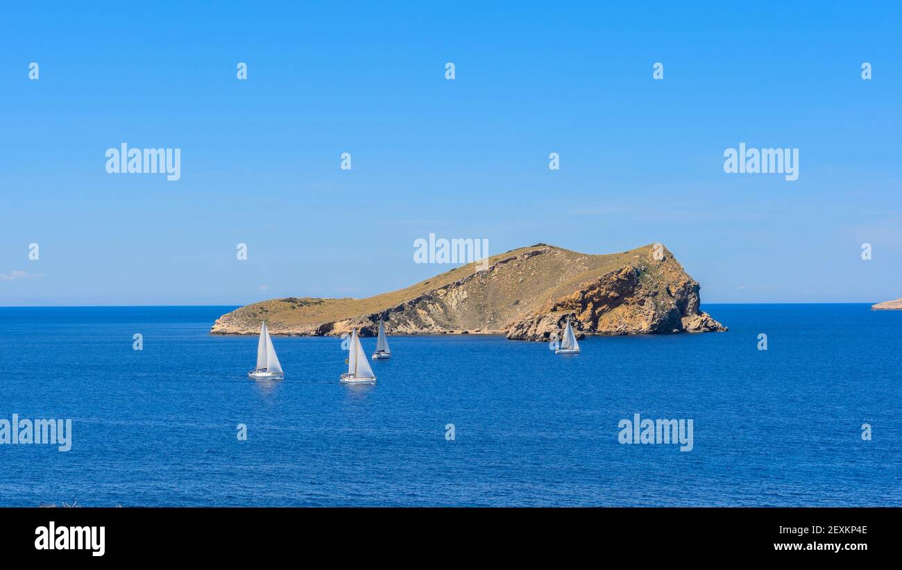 Regata di vela vicino all'isola di 'Esparta' sulla spiaggia di Cala Comta, Ibiza Foto Stock