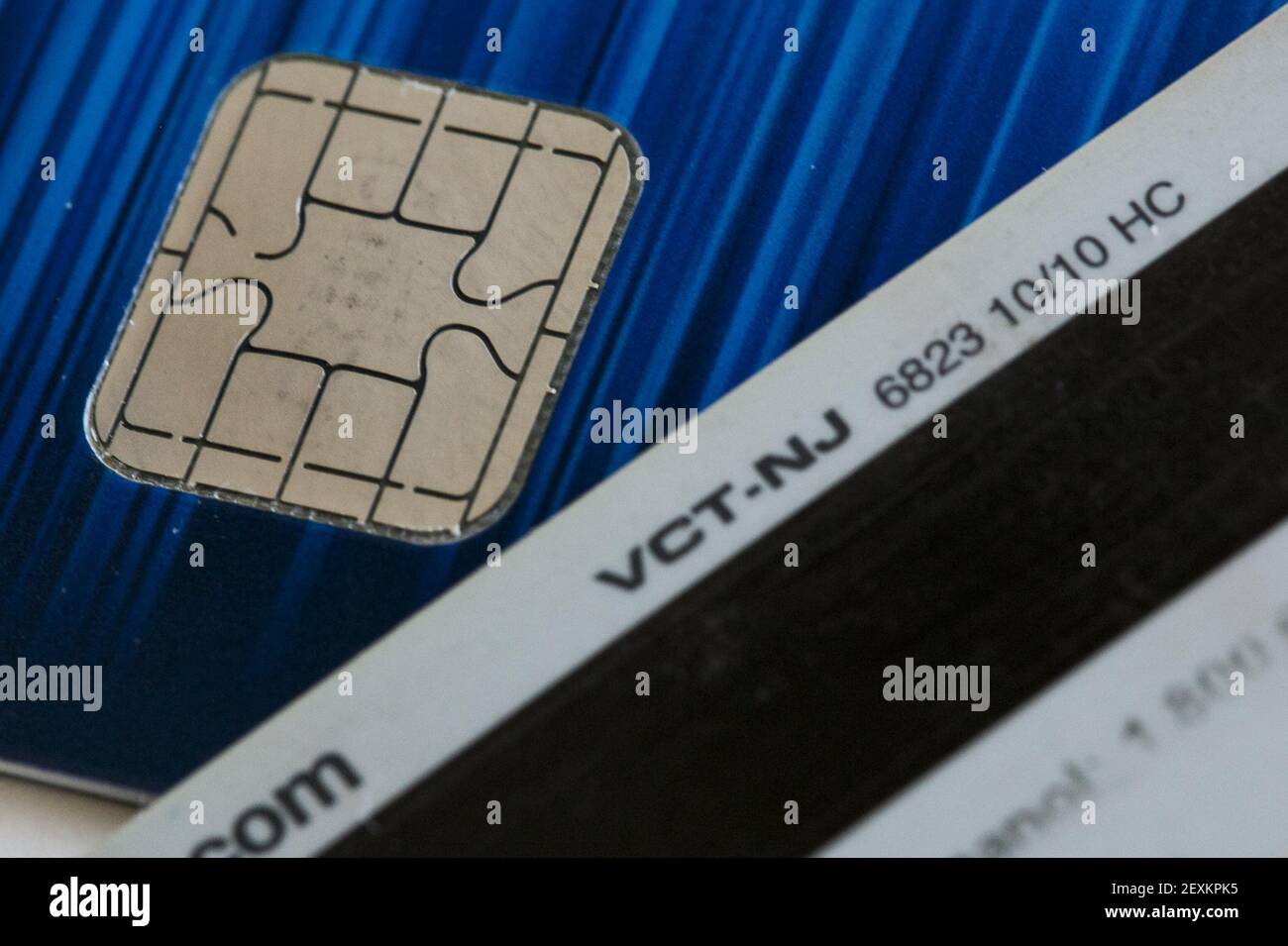 Foto organizzate di una carta di credito Visa con chip EMV, conosciuta  anche come 'chip and PIN', in contrasto con carte di credito a banda  magnetica il 14 febbraio 2014 a Washington,