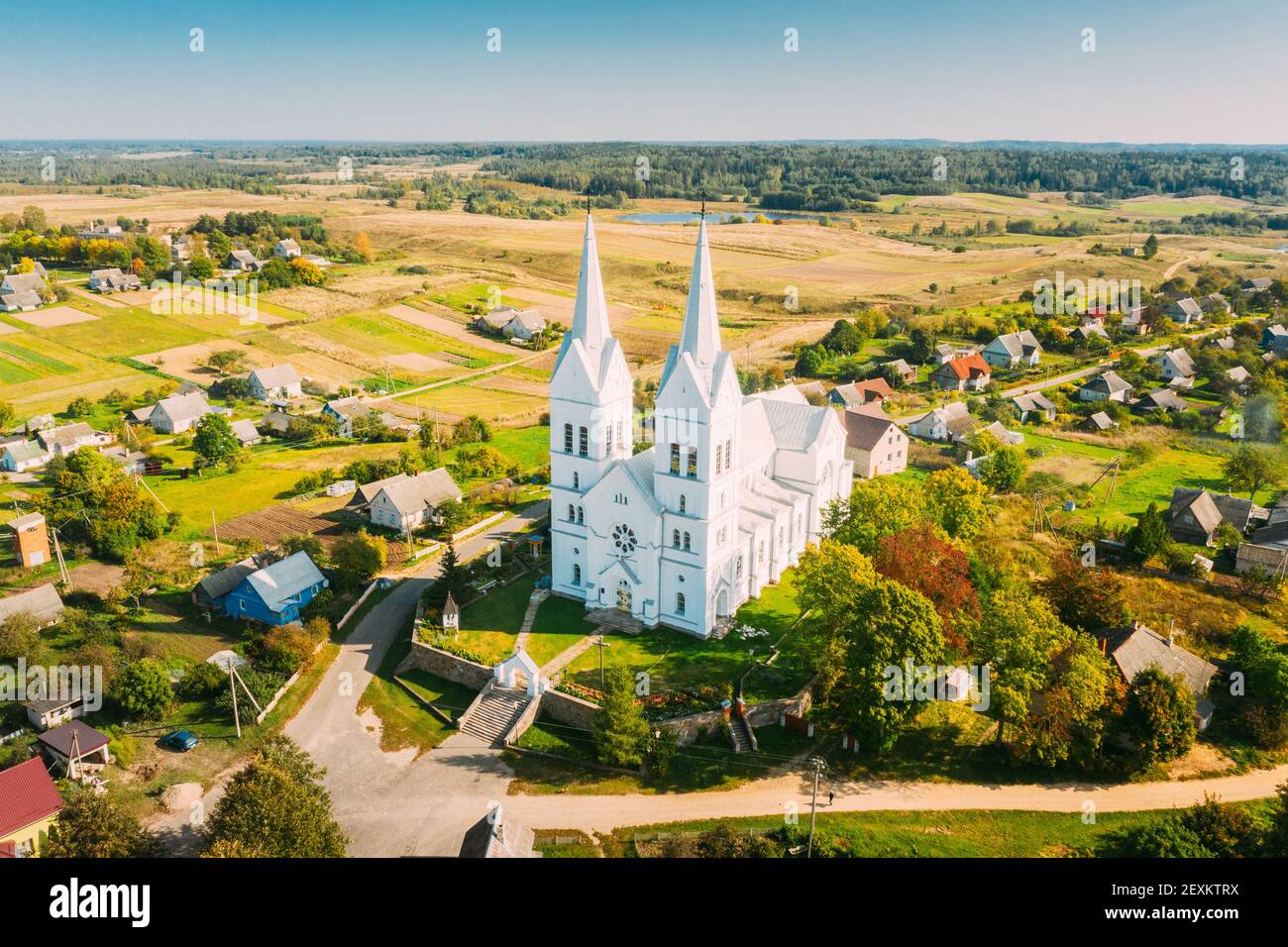 Slobodka, distretto di Braslaw, Vitebsk Voblast, Bielorussia. Vista aerea del villaggio di Slobodka. Chiesa della Divina Provvidenza Foto Stock