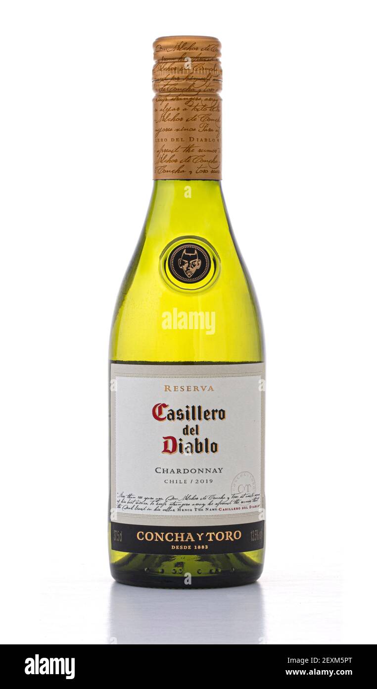 SWINDON, UK - 5 MARZO 2021: Bottiglia di vino bianco Castillo del Diablo  Chardonnay su sfondo bianco Foto stock - Alamy