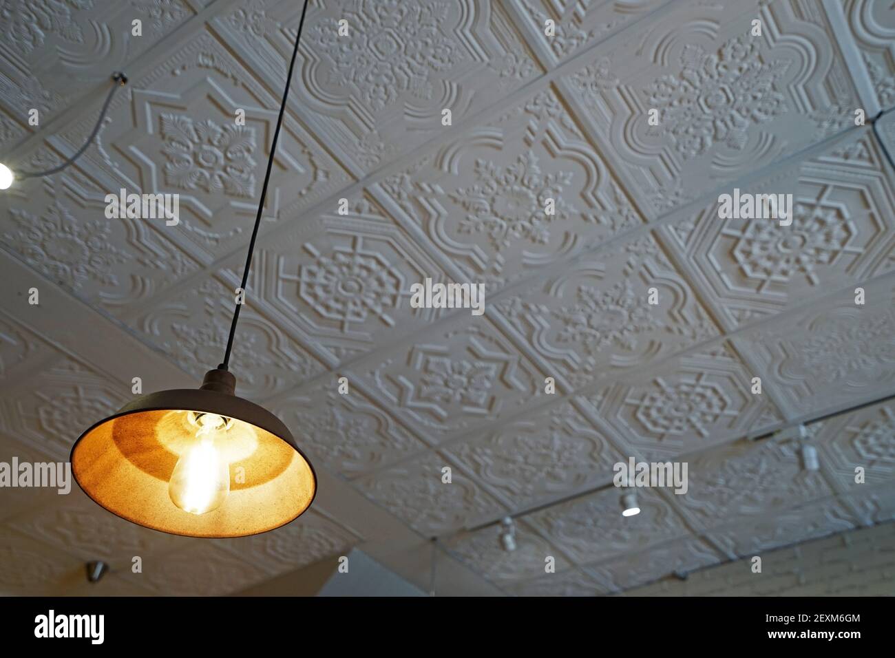 Design degli interni e decorazioni a soffitto decorate con gesso di stile Tailandese lavagna bianca e lampada in metallo sospeso Foto Stock