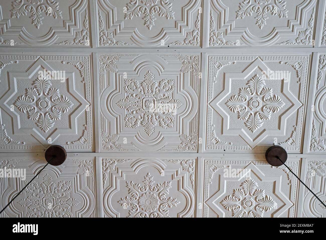 Design degli interni e decorazioni a soffitto decorate con gesso di stile Tailandese lavagna bianca e lampada in metallo sospeso Foto Stock