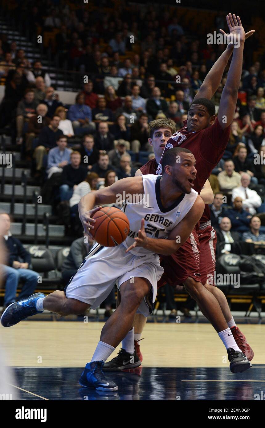 George Washington in avanti Kevin Larsen (21) guida intorno a Saint Joseph's avanti Ronald Roberts, Jr. (Foto da 13) nella seconda metà al Centro Smith a Washington, mercoledì 5 marzo 2014. La GWU sconfisse Saint. Joseph's, 76-71. (Foto di Chuck Myers/MCT/Sipa USA) Foto Stock