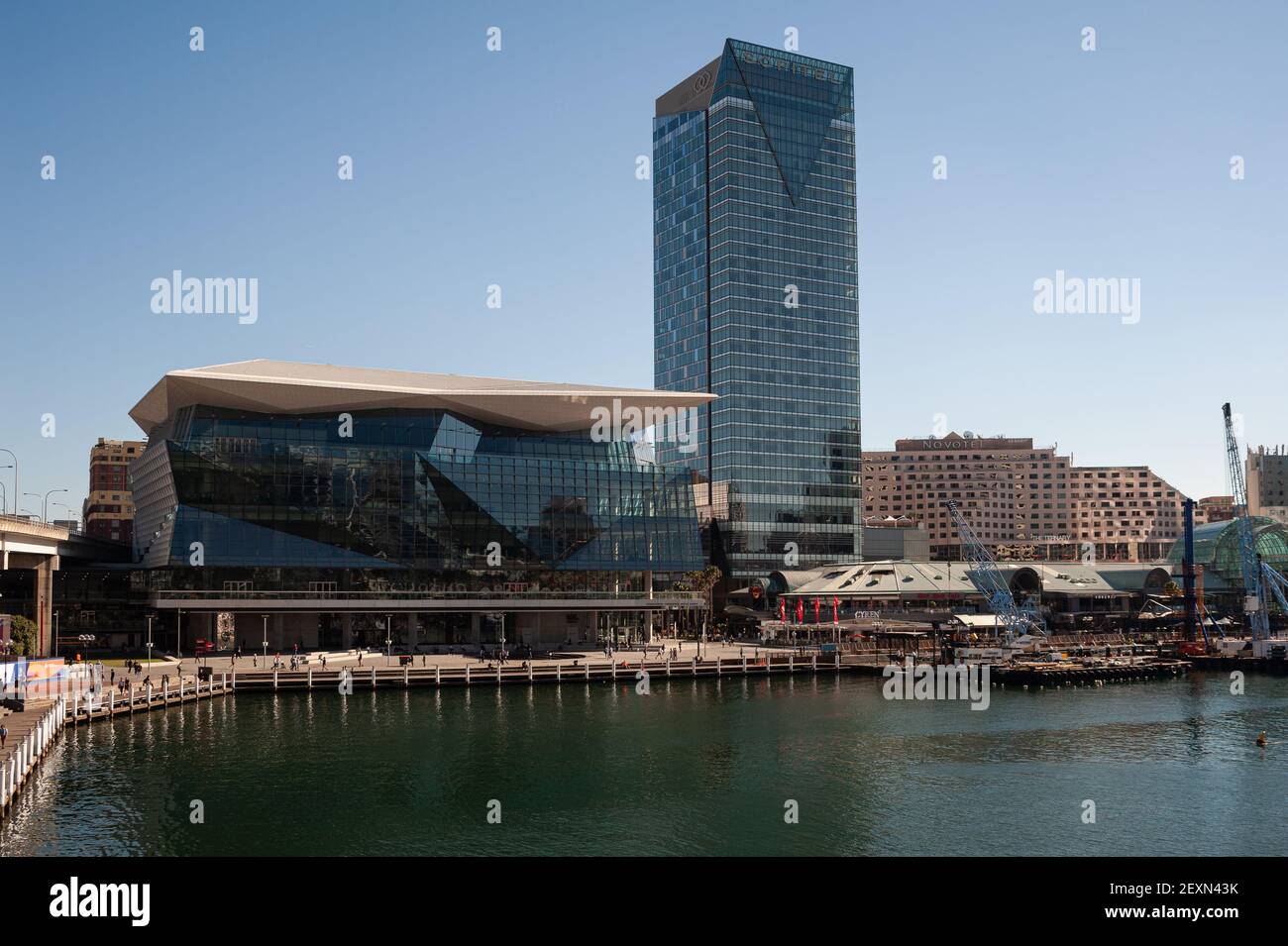 07.05.2018, Sydney, nuovo Galles del Sud, Australia - architettura moderna con l'ICC Sydney e la torre dell'hotel Sofitel a Darling Harbour. Foto Stock