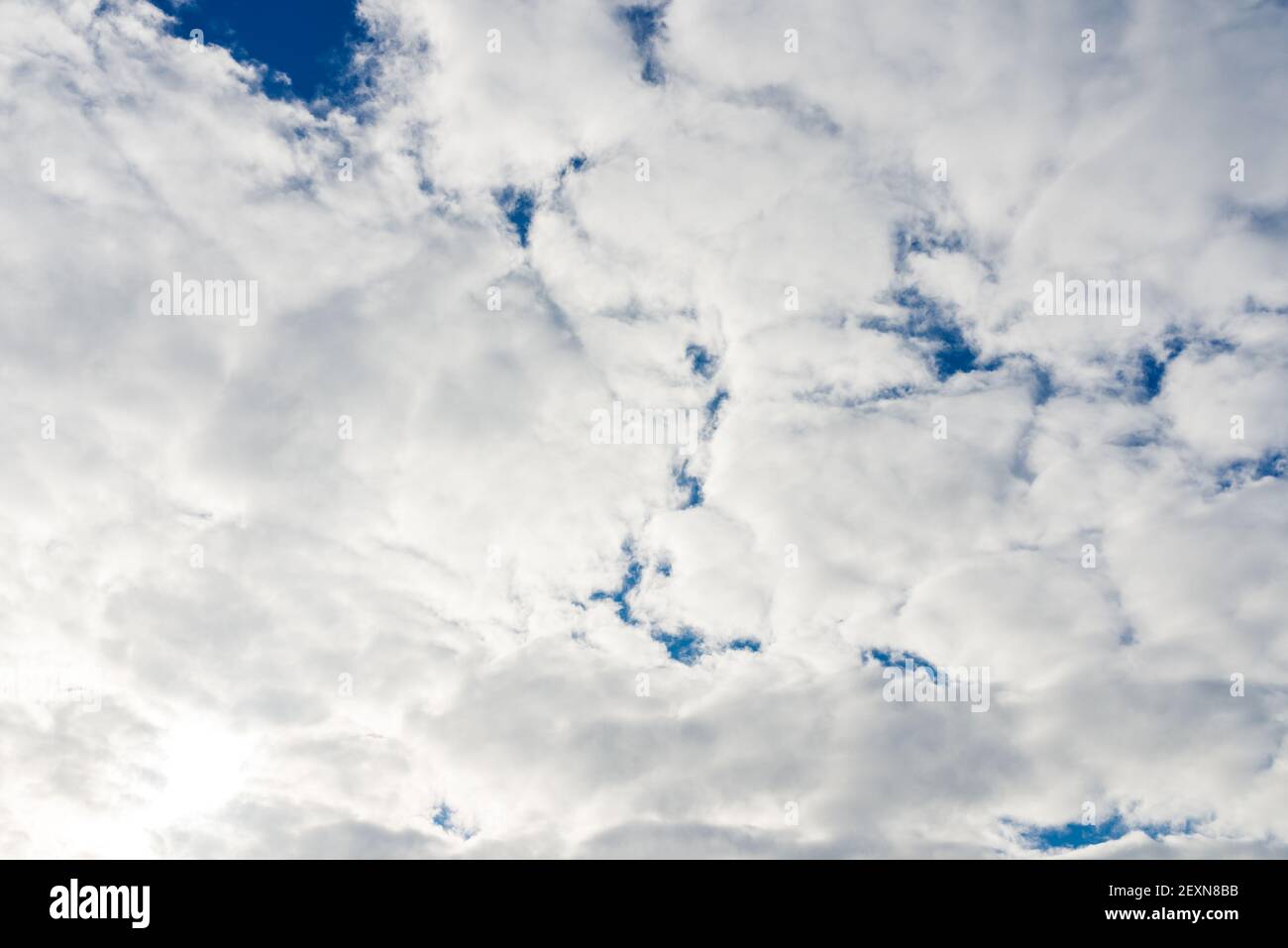 Nuvola e blu skay background.drammatic belle nuvole bianche su un cielo blu. Foto Stock