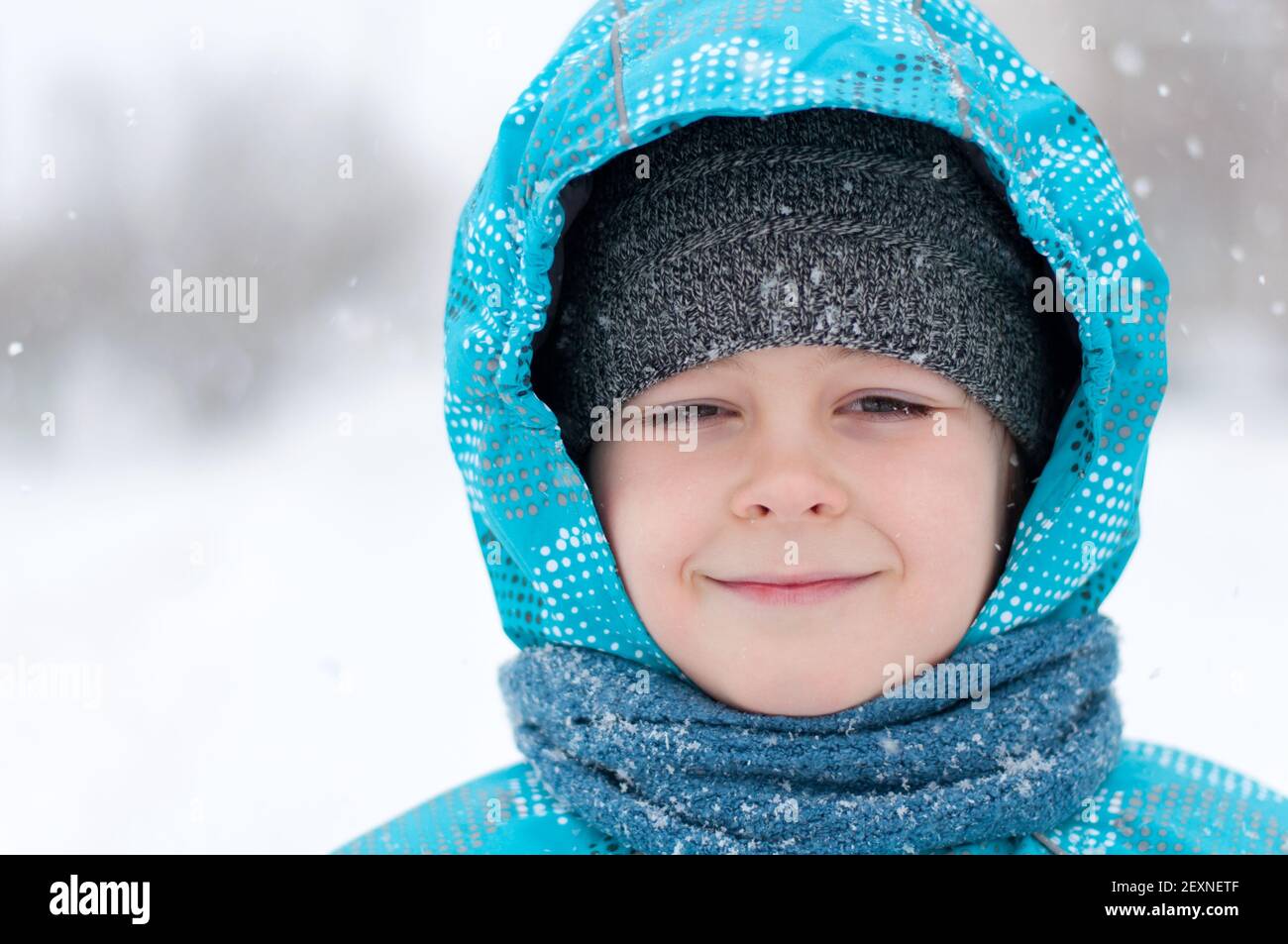 Ritratto di un ragazzo durante una tempesta di neve Foto Stock