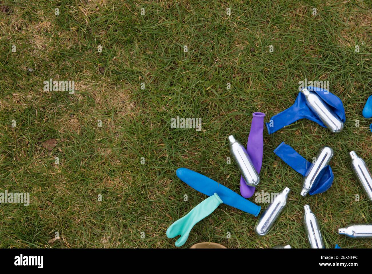 Protossido di azoto bulbi di metallo o ridendo gas uso ricreativo di droga Foto Stock