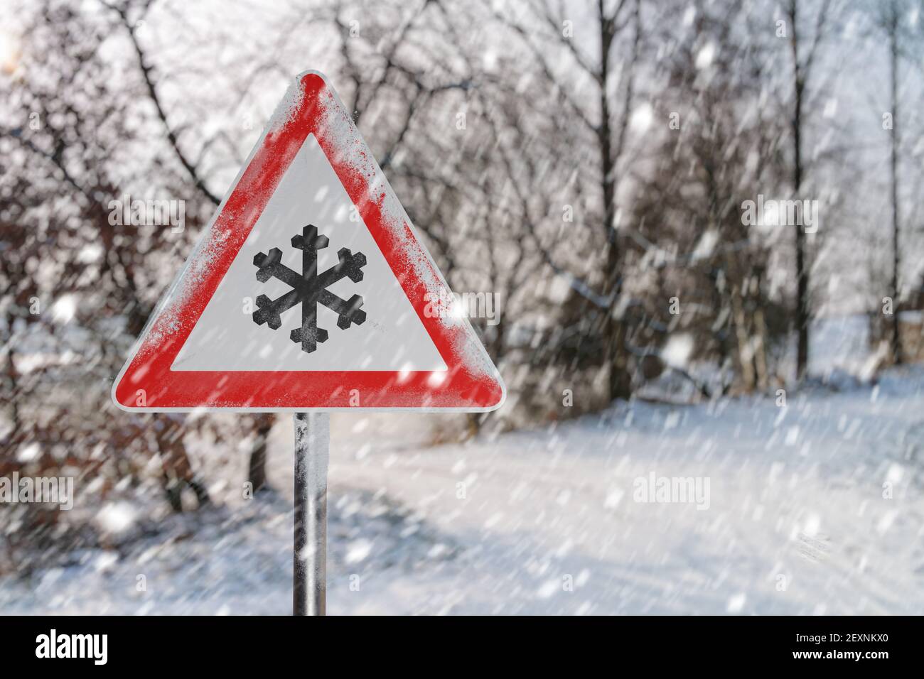 Segnale di avvertimento prima della rottura del ghiaccio. Strada innevata e inverno. Foto Stock