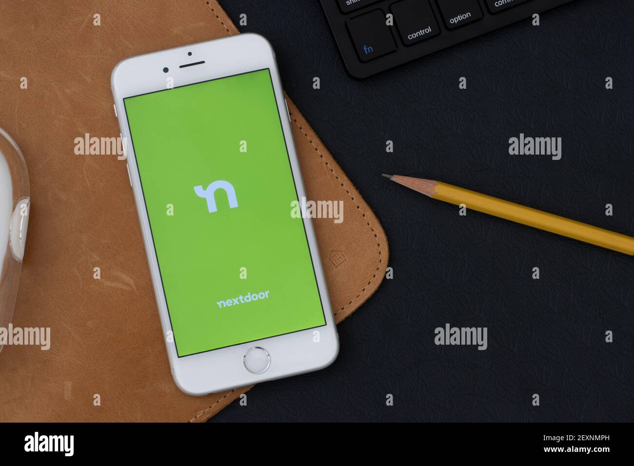 L'app mobile nextdoor viene lanciata su un iPhone. Nextdoor è il centro di quartiere per le connessioni affidabili e lo scambio di informazioni utili, merci... Foto Stock