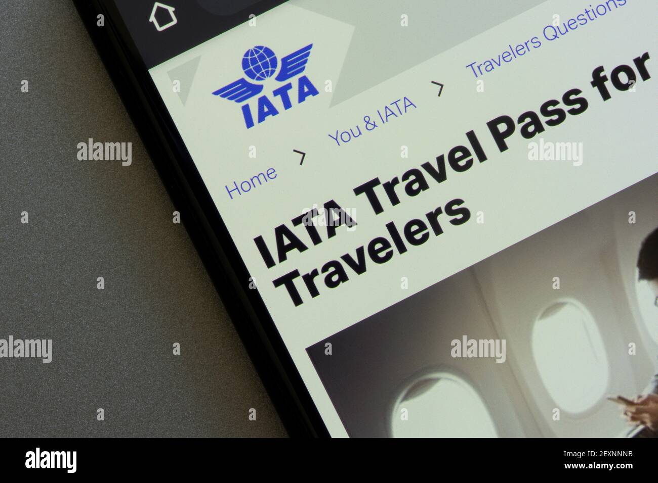 La pagina introduttiva di IATA Travel Pass è disponibile sul sito Web di IATA su un telefono il 6 marzo 2021. IATA prevede di lanciare presto un'app Travel Pass. Foto Stock
