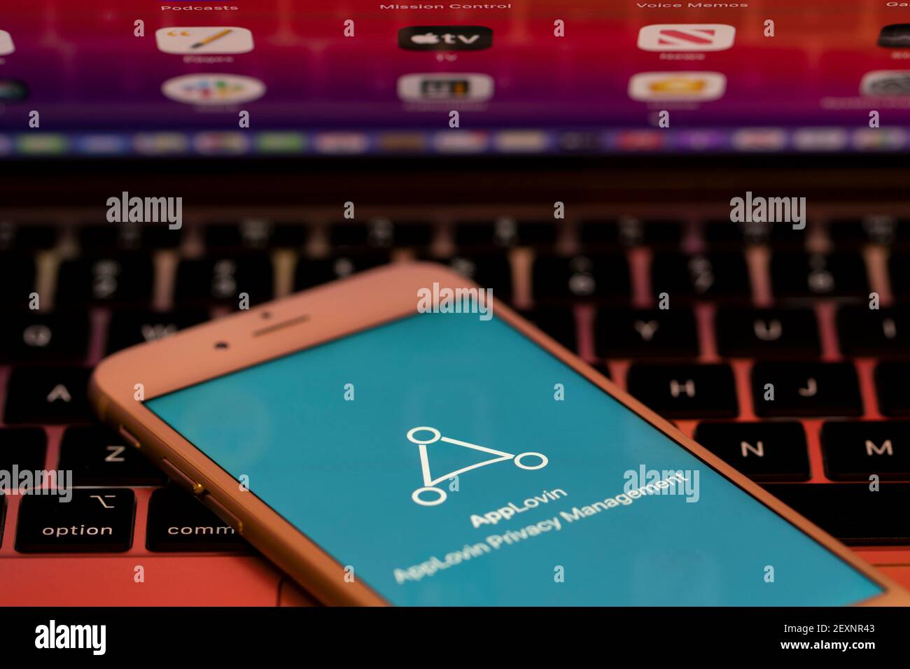 Il logo AppLovin viene visualizzato su un iPhone quando viene avviata l'app di gestione della privacy AppLovin. AppLovin fornisce automazione di marketing e analisi per dispositivi mobili... Foto Stock