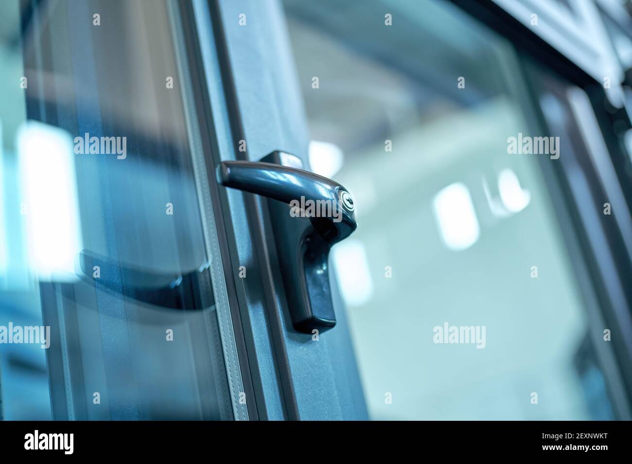 maniglia sul vetro con telaio in alluminio. serratura per maniglia del vetro Foto Stock