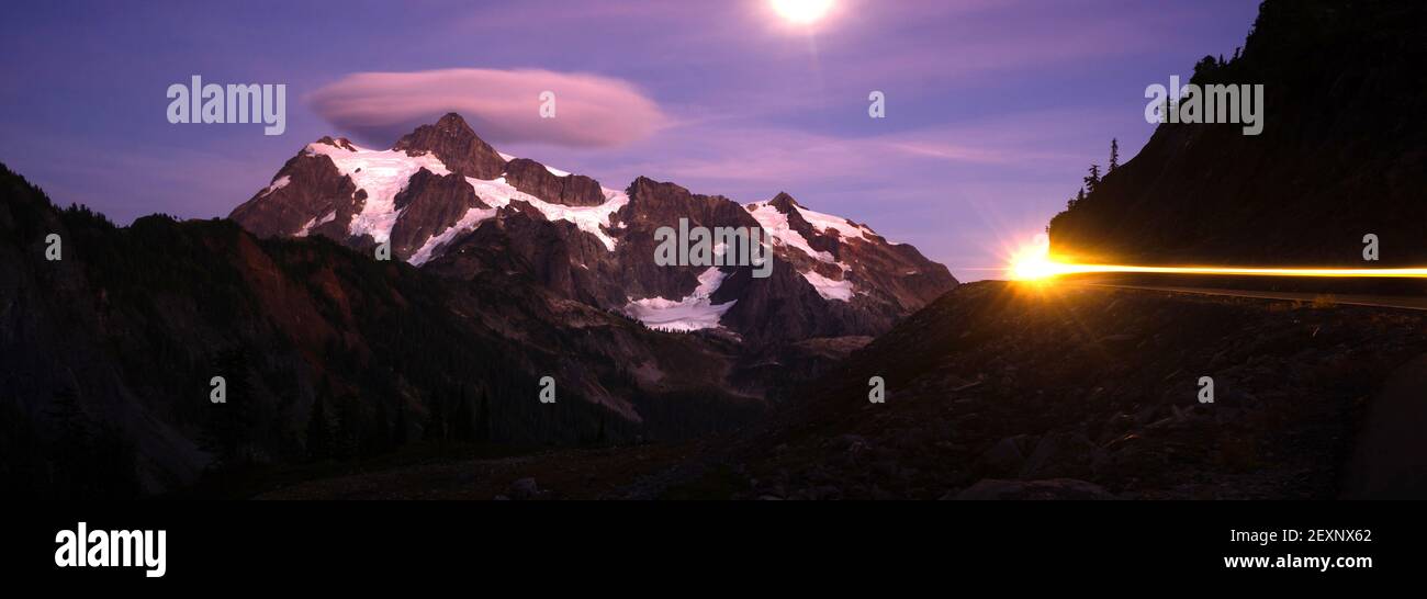 La Lone Car passa sulla strada Full Moon Mt Shuksan Foto Stock