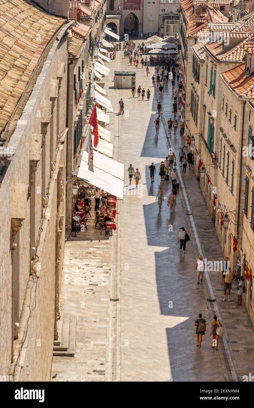 Dubrovnik, Croazia - 22 agosto 2020: Stradun vista strada della chiesa francescana campanile in mattina alba in mattina Foto Stock