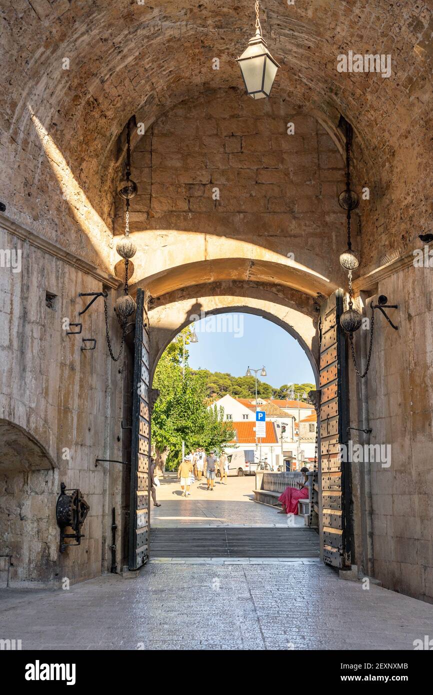 Dubrovnik, Croazia - 22 agosto 2020: Porta di mucchio per la città vecchia di Dubrovnik in estate mattina Foto Stock