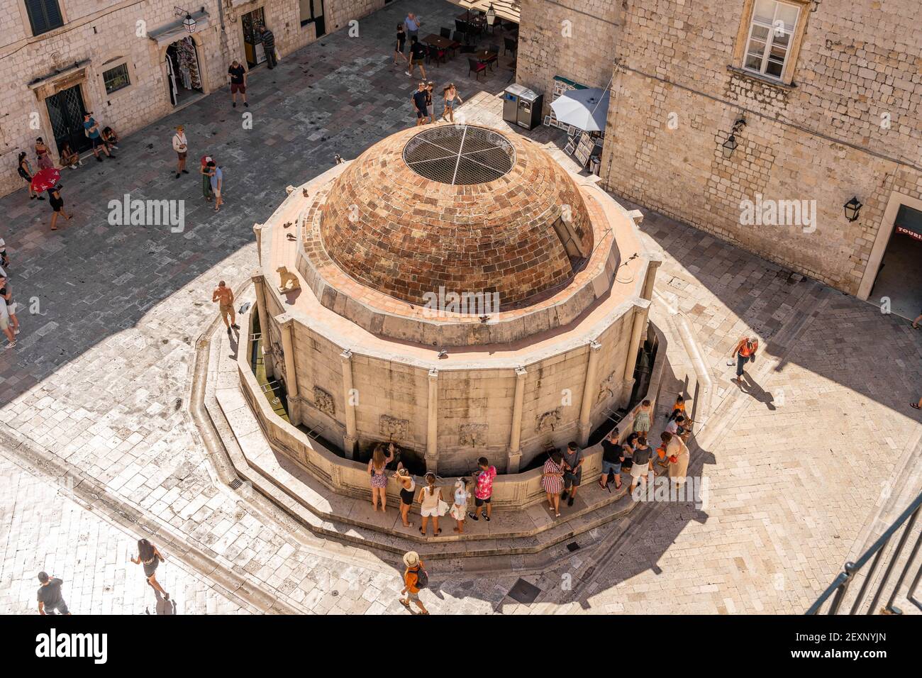 Dubrovnik, Croazia - Agosto 22, 2020: Grande Fontana di Onofrio con turisti alla luce del sole del mattino Foto Stock