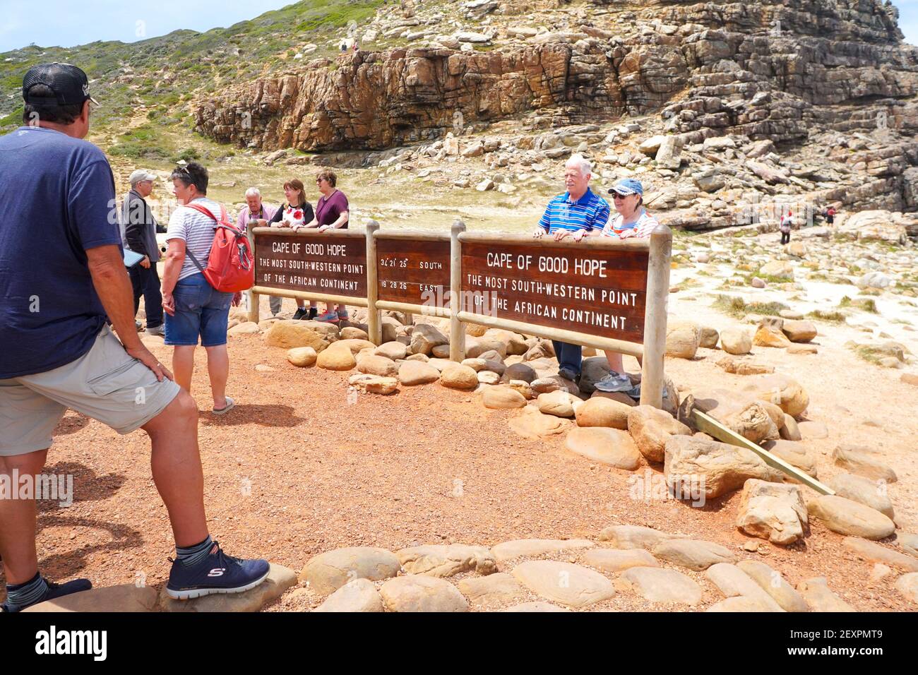 Turisti, persone posa al capo di buona speranza segno a Cape Point riserva naturale per le foto in Sud Africa concetto di turismo e viaggi Foto Stock