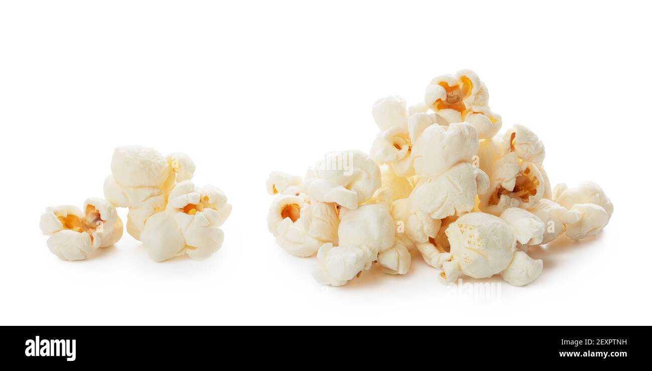 mucchio piccolo di popcorn isolato su bianco Foto Stock