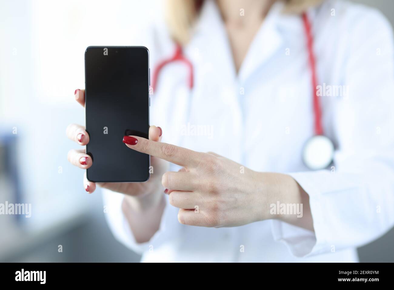 Medico premendo il dito sullo schermo del telefono cellulare primo piano Foto Stock