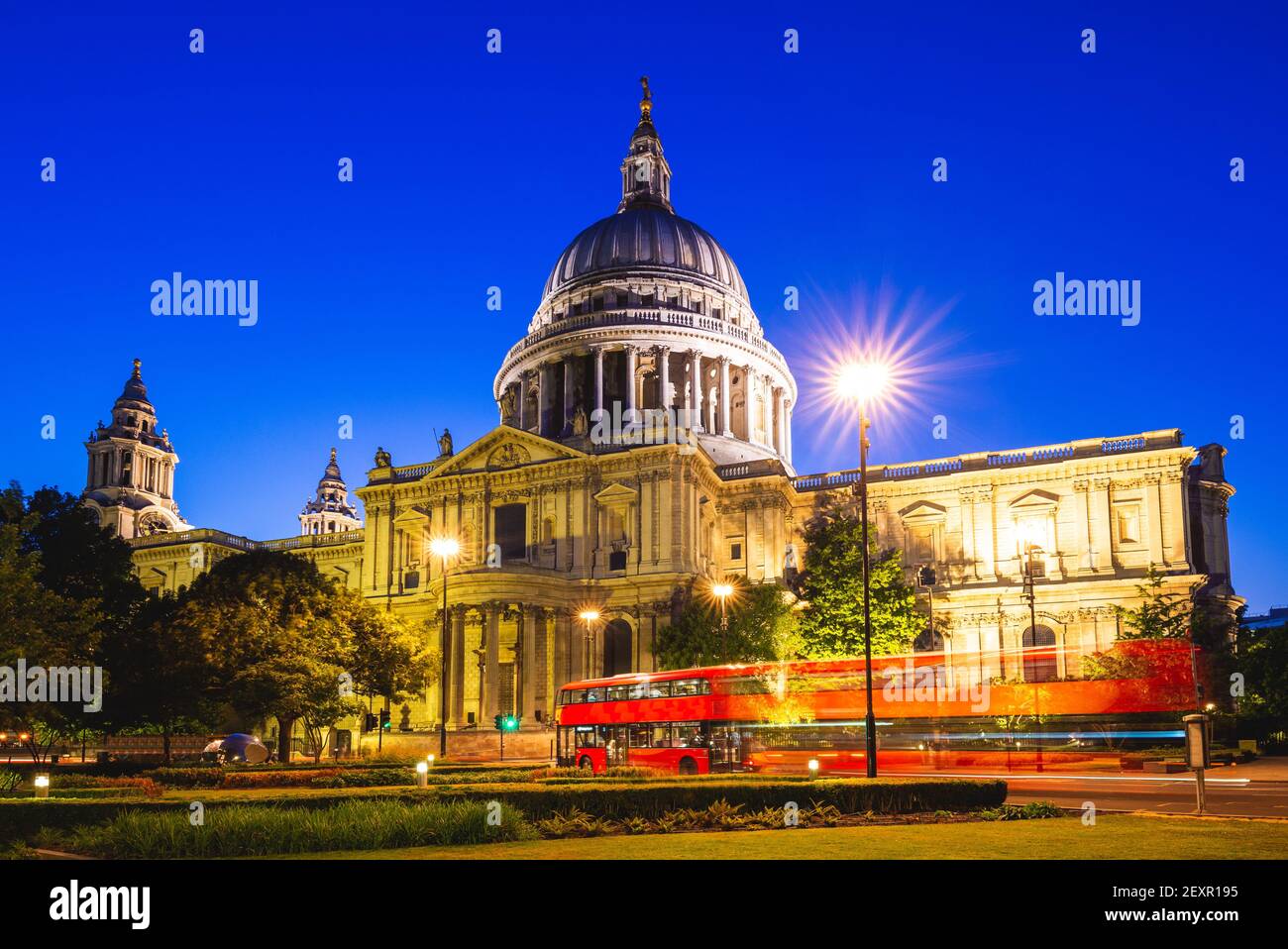 Vista notturna della Cattedrale di St Paul a Londra, Regno Unito Foto Stock