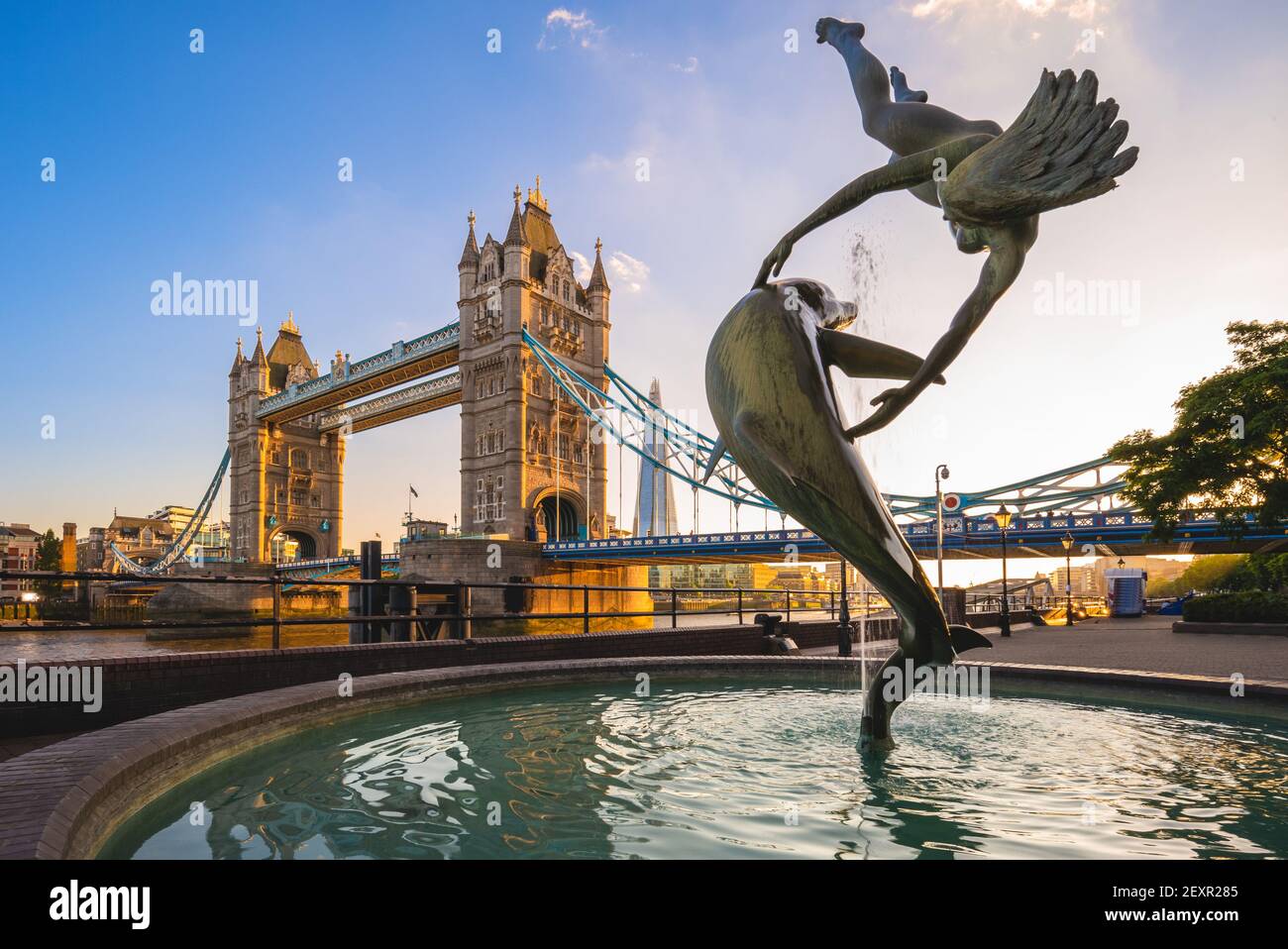 29 giugno 2018: Ragazza con fontana dei Delfini sulla riva nord del Tamigi vicino al Tower Bridge a Londra, Inghilterra, Regno Unito. Fu realizzato nel 1973 dagli Inglis Foto Stock