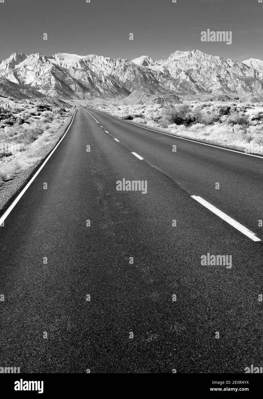 Autostrada perfetta Owens Valley Sierra Nevada Mountains California Foto Stock
