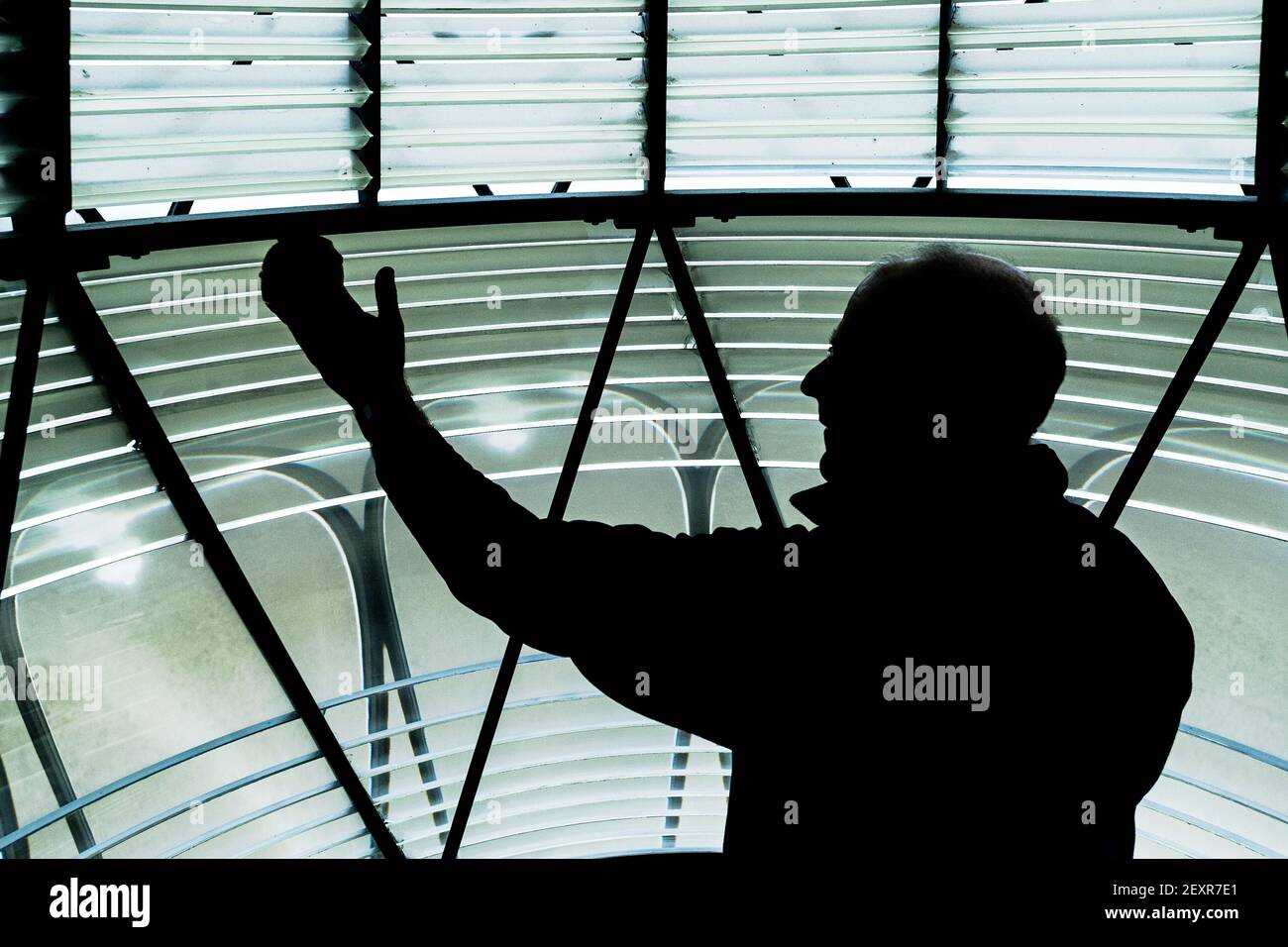 Faro di Happisburgh, Norfolk, 6 febbraio 2021 Patrick Tubby, presidente di Happisburgh Lighthouse Trust pulizia della lampada da 500 w, e i prismi di vetro che sono originali datati dal 1860 all'interno della lente Fresnel. Il faro di Happisburgh sulla costa nord del Norfolk è l'unico faro gestito in modo indipendente in Gran Bretagna. E' anche il più antico faro funzionante dell'Anglia Orientale. Fotografia di Jason Bye t: 07966 173 930 e: mail@jasonbye.com w: http://www.jasonbye.com Foto Stock