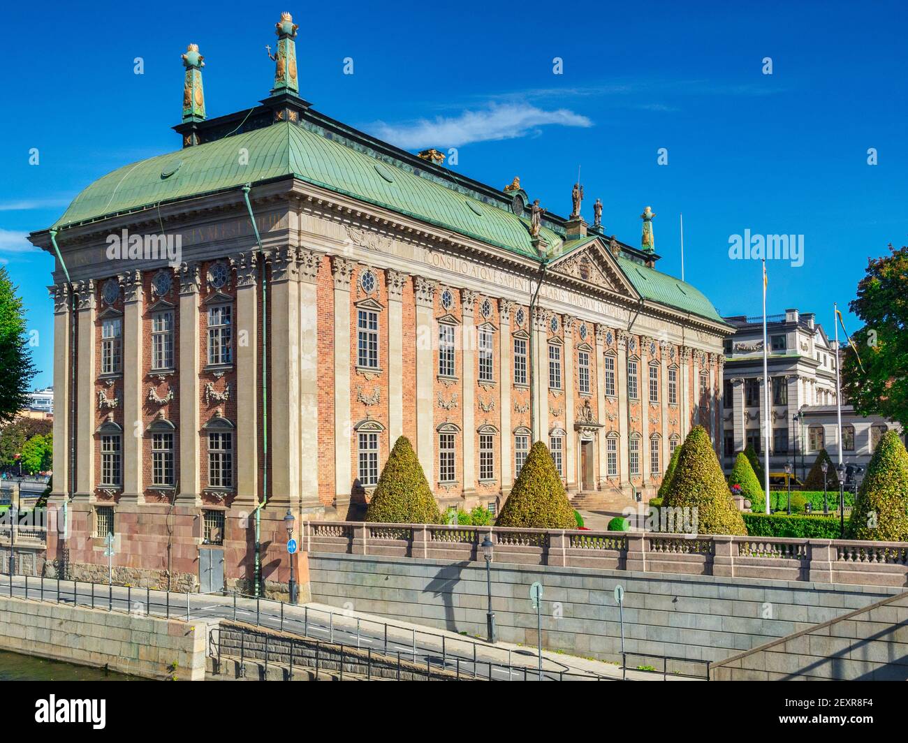 Il Riddarhuset, o Palazzo della nobiltà, a Stoccolma, Svezia, in una soleggiata giornata autunnale con cielo blu profondo. Foto Stock