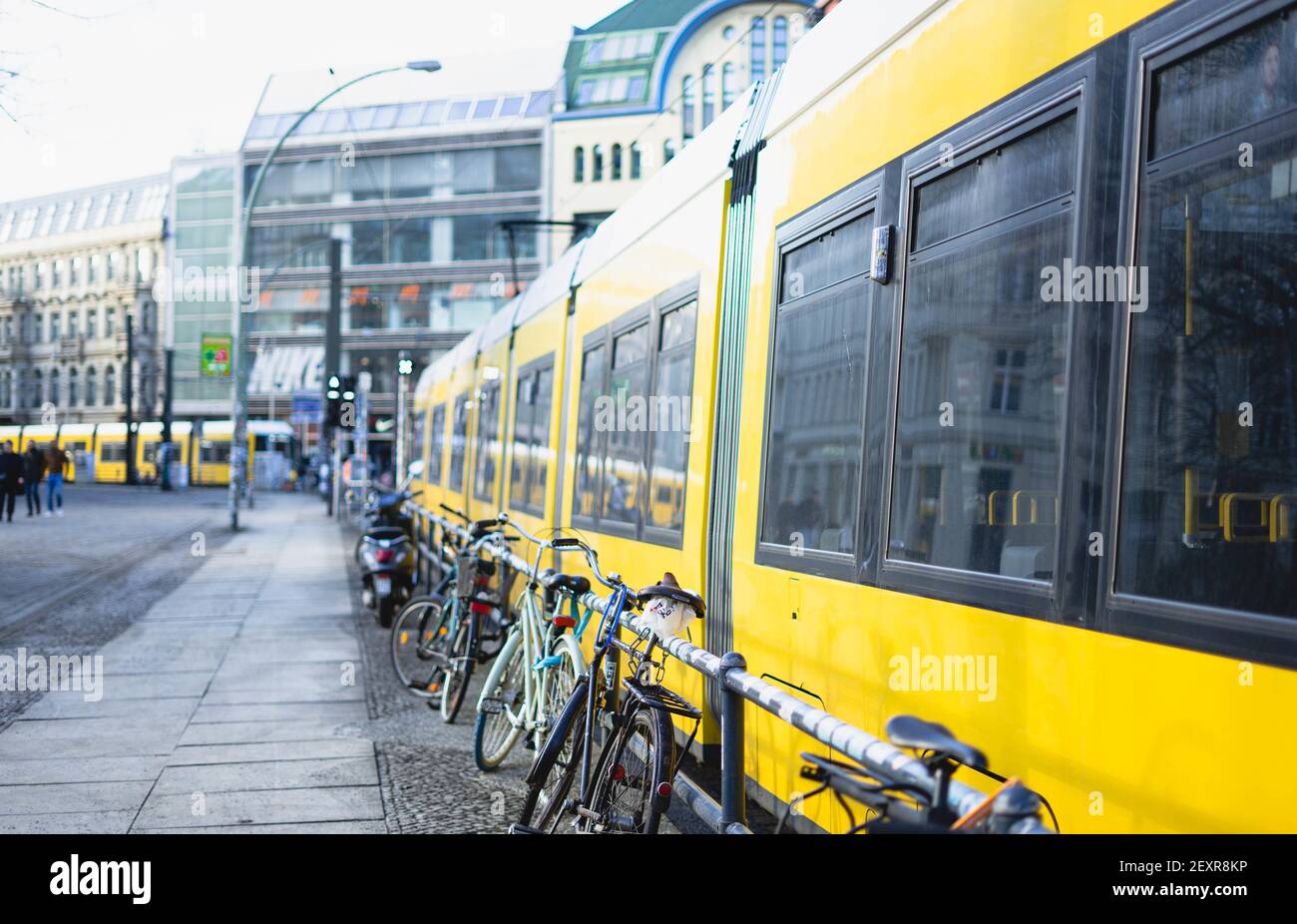 BERL, GERMANIA - 19 febbraio 2021: Strassenbahn Berlin Gelb; Yellow; Hackische Markt; Berlino la foto mostra il tram di Berlino nel centro di Berlino. Foto Stock