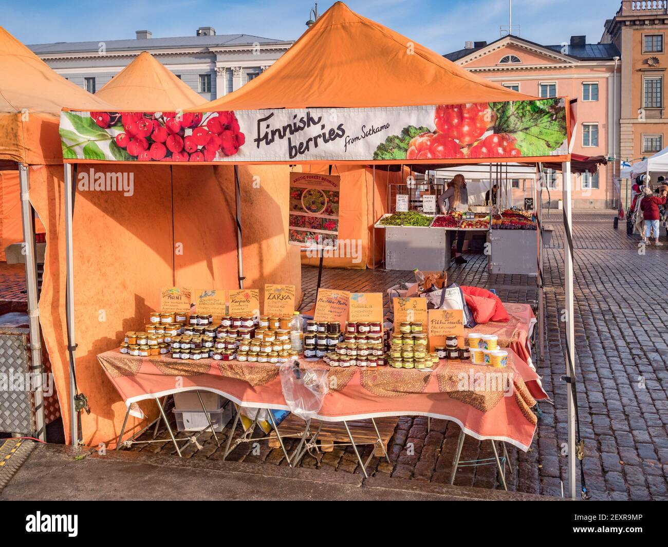 20 settembre 2018: Helsinki, Finlandia - Stalla di mercato presso un mercato agricolo nella Piazza del mercato, che vende marmellate di frutti di bosco locali, come il torbero Foto Stock
