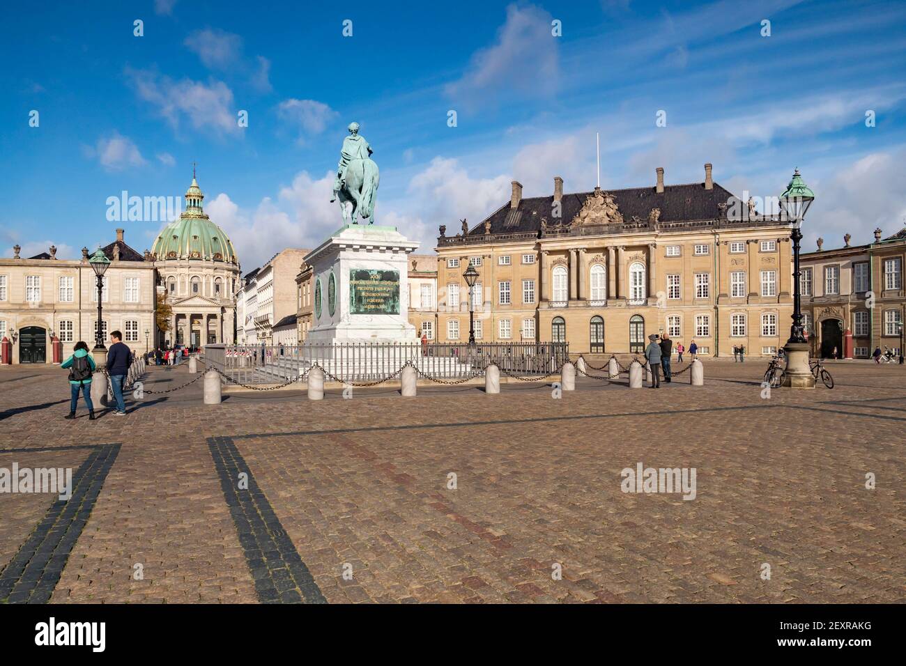 23 settembre 2018:Copenhagen, Danimarca - turisti in visita in Piazza Amalienborg, con il Palazzo reale, la statua equestre di Frederik V, e Th Foto Stock