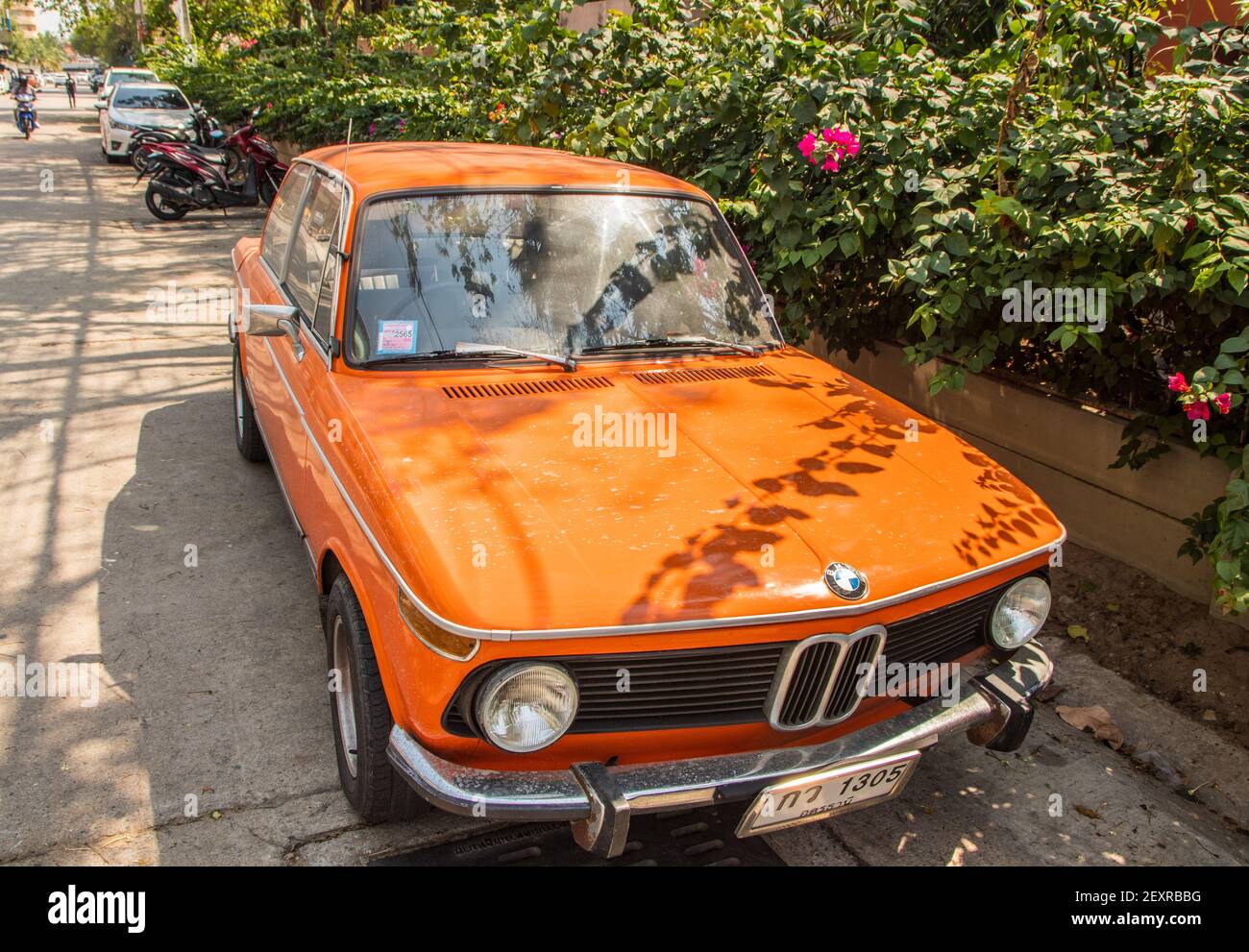 PATTAYA, THAILANDIA - 19 febbraio 2021: Abbiamo scoperto questa vecchia BMW della serie 3 del modello nel noto vernice arancione oggi in una strada secondaria a Pattay Foto Stock