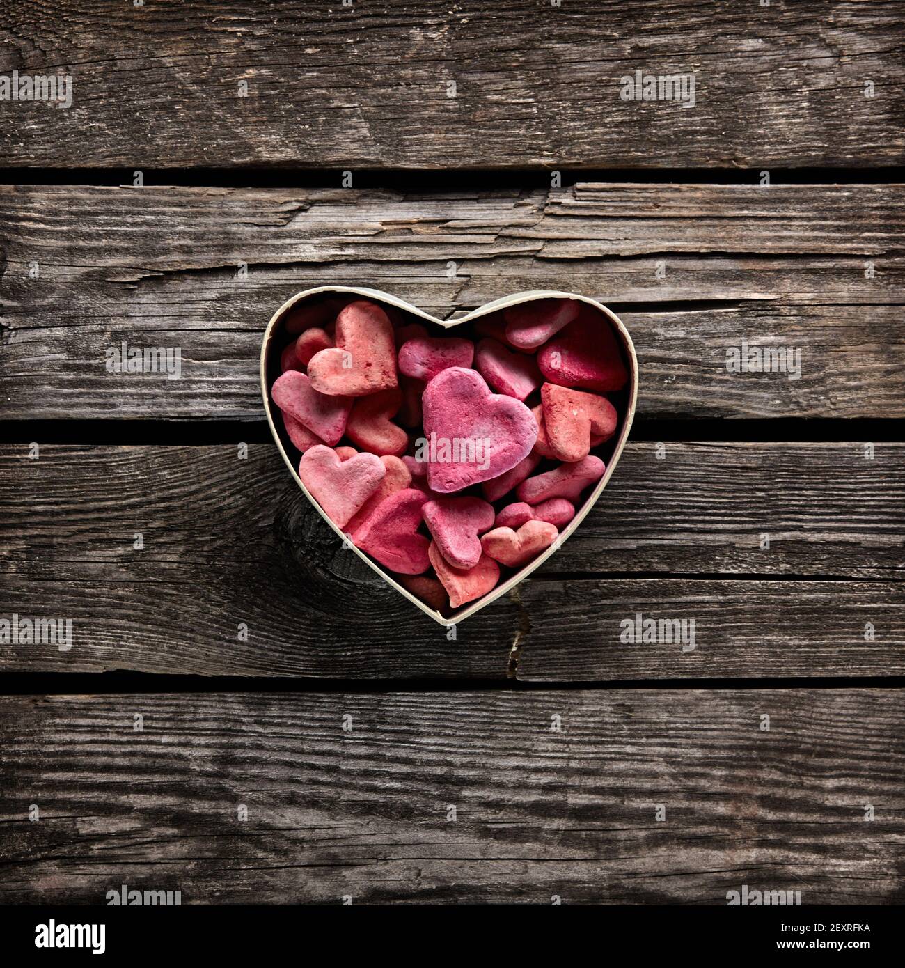 Aprire la confezione regalo a forma di cuore con un mucchio di piccoli cuori Foto Stock