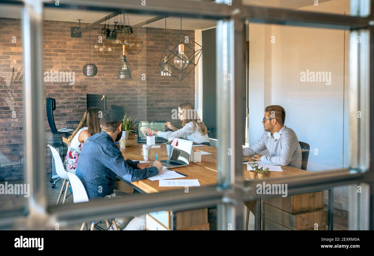 Persone in una riunione di lavoro in ufficio Foto Stock