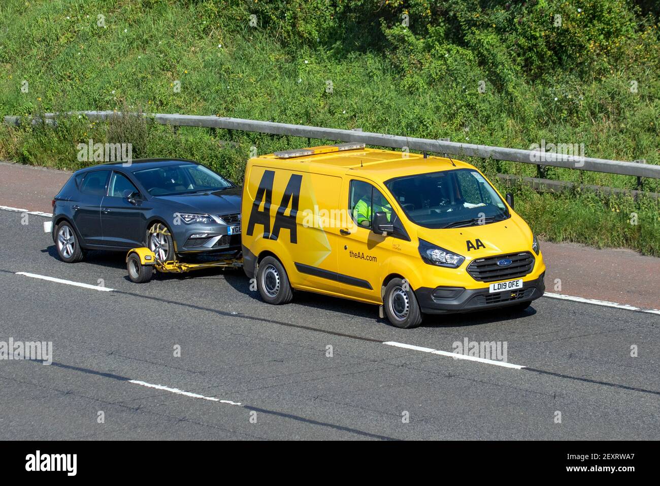 2019 Ford Transit Custom 340 base; Auto di soccorso rimorchio Auto AA moto; Regno Unito traffico veicolare, trasporto su strada, veicoli moderni, berlina, Guida di veicoli, strade e motori, in direzione sud sull'autostrada M6 Foto Stock