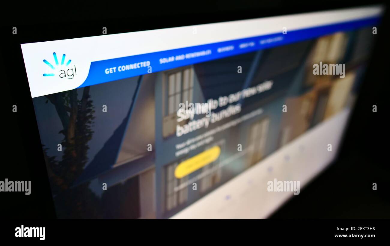 Visualizzazione ad alto angolo del sito Web aziendale con il logo della società di servizi australiani AGL Energy Limited sul monitor. Mettere a fuoco in alto a sinistra dello schermo. Foto Stock
