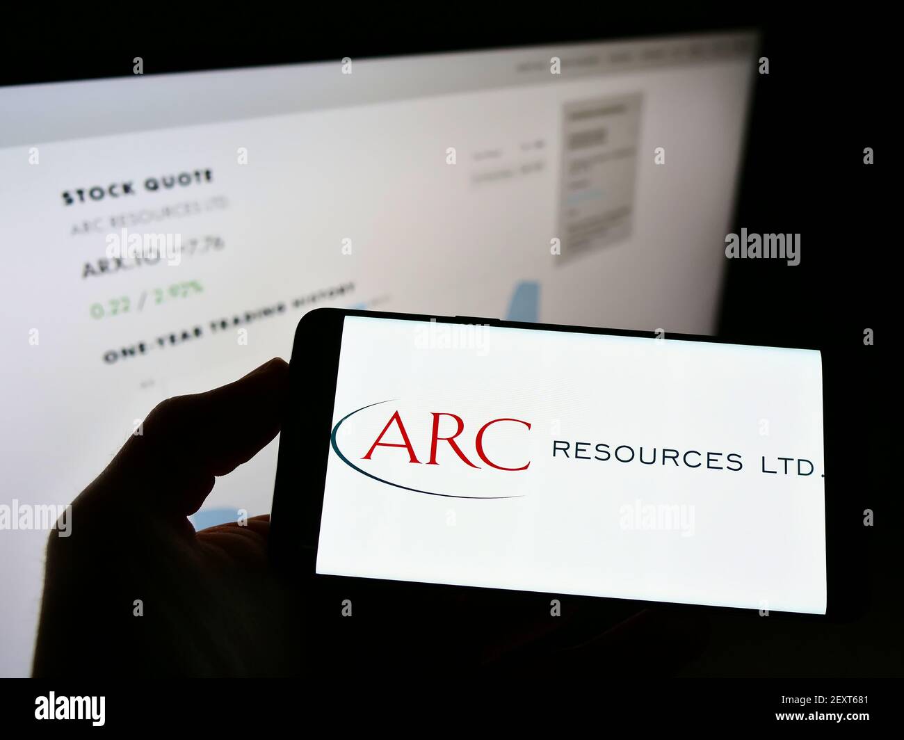Persona che detiene smartphone con il logo della società canadese di petrolio e gas ARC Resources Ltd. Sullo schermo di fronte al sito web. Mettere a fuoco il display del telefono. Foto Stock