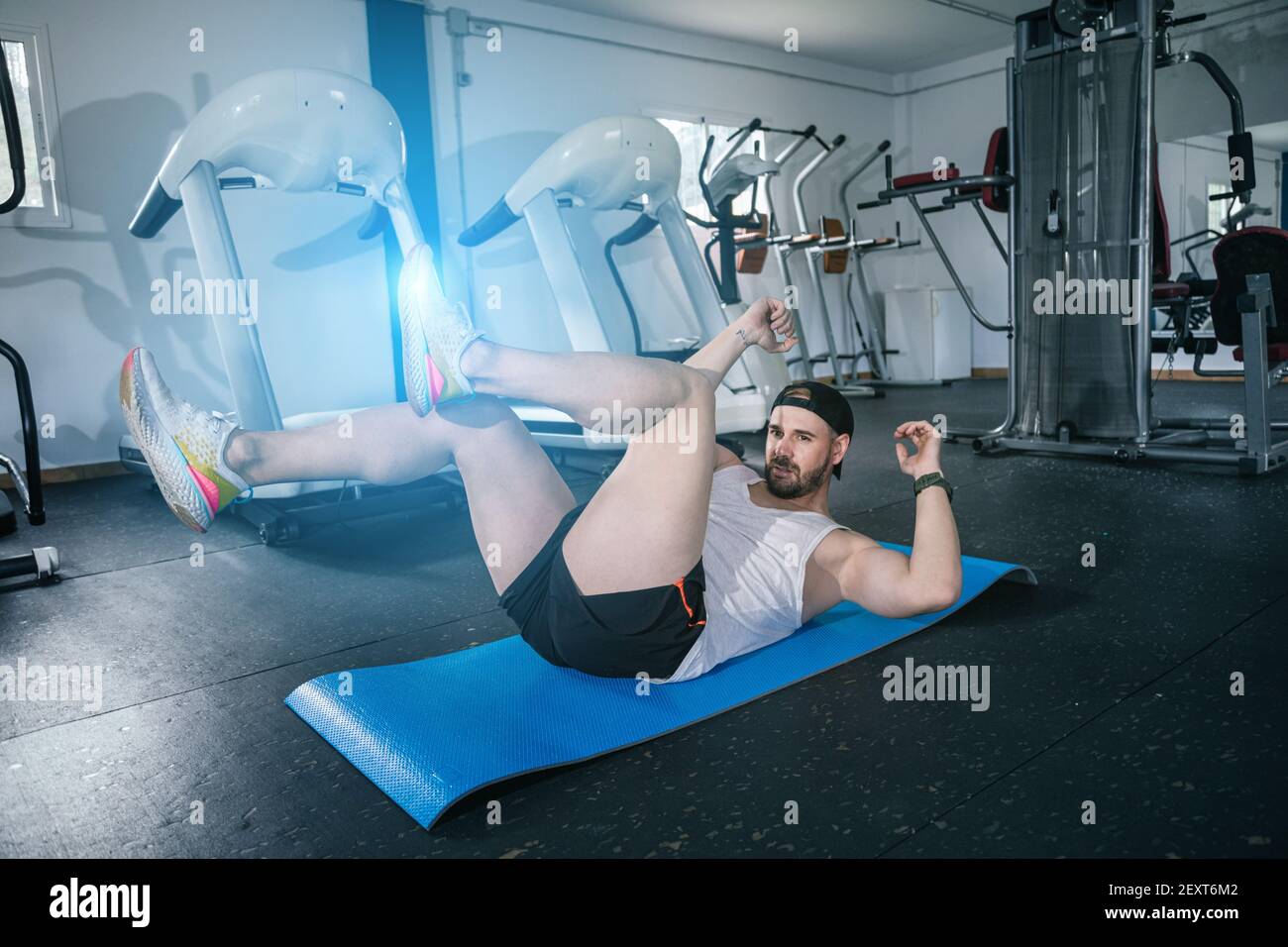 L'uomo che fa sedere con le gambe. ABS routine e l'allenamento dei muscoli  del cuore Foto stock - Alamy