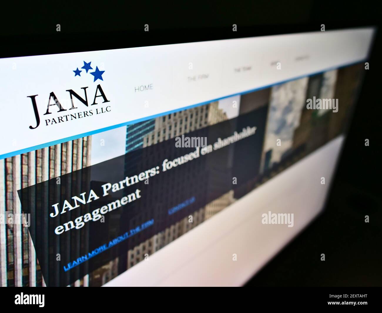 Vista ad alto angolo del sito web aziendale con il logo della società di investimento statunitense JANA Partners LLC su monitor. Mettere a fuoco sulla parte superiore sinistra dello schermo del computer. Foto Stock