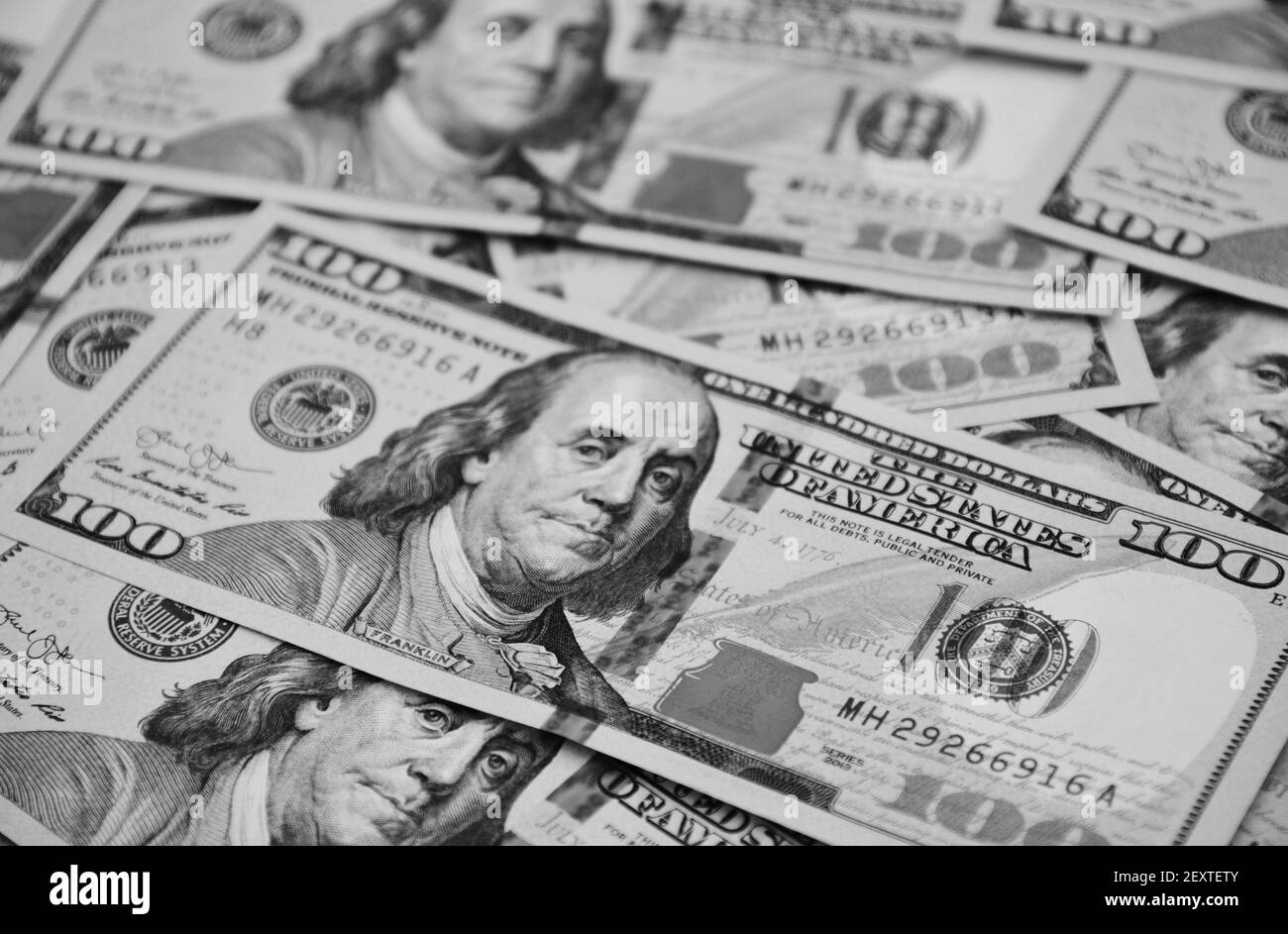 I dollari degli Stati Uniti, la valuta degli Stati Uniti, le bollette di cento dollari, i soldi in bianco e nero con il ritratto di Benjamin Franklin come simbolo di ba Foto Stock