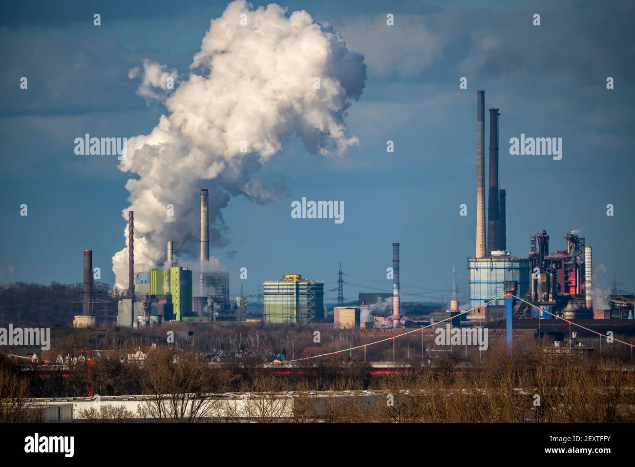 Stabilimento siderurgico ThyssenKrupp a Duisburg-Brukhausen, nube di scarico della centrale di Schwelgern, camino della centrale di sinterizzazione, fiume Reno, Duisbur Foto Stock