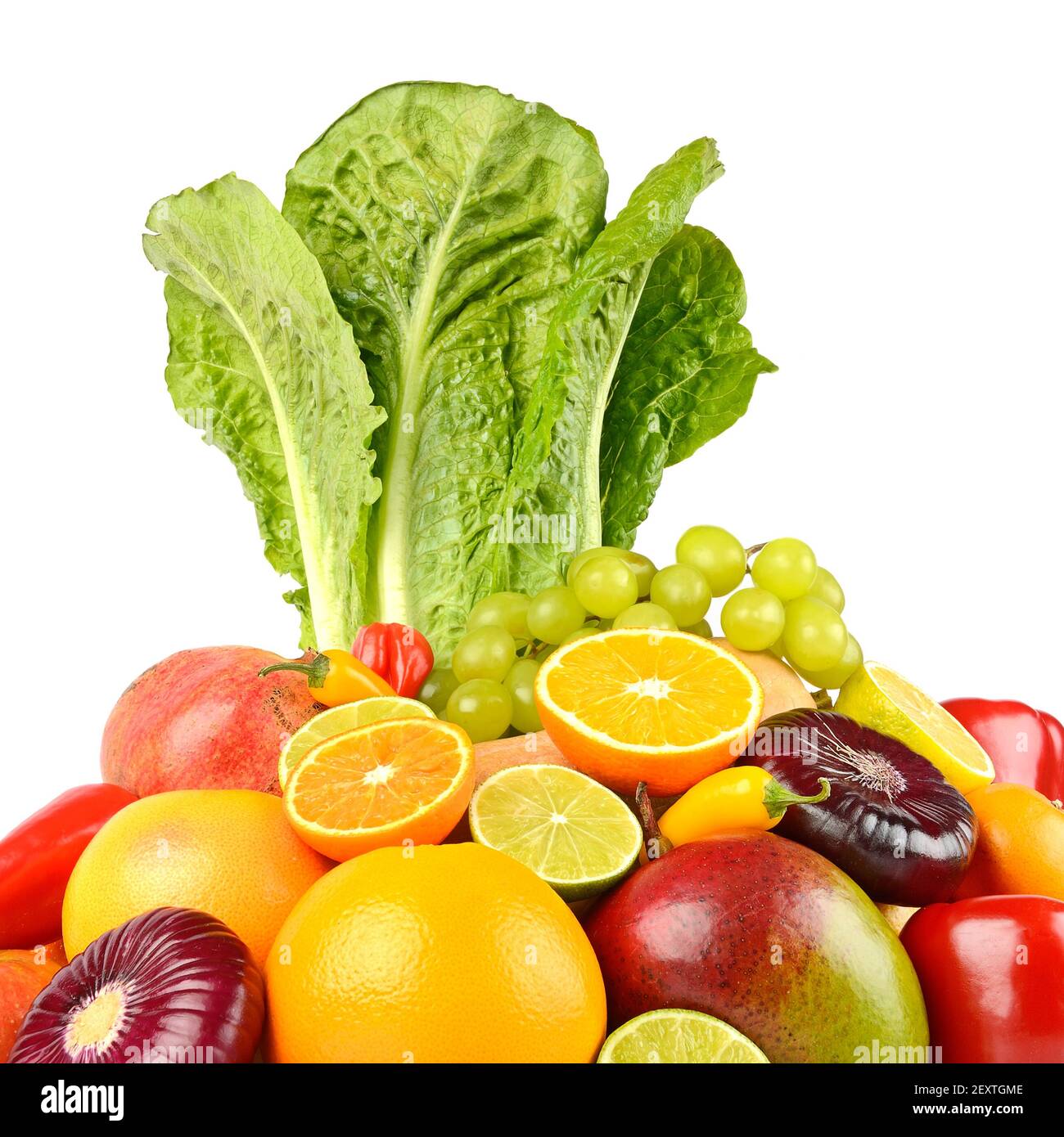 Vista laterale di frutta e verdura isolata su sfondo bianco. Foto Stock