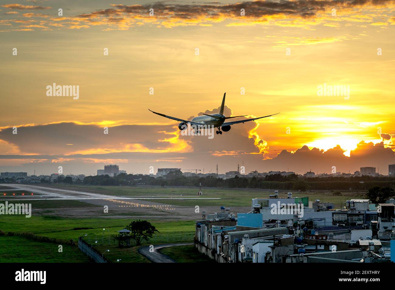 Aeroporto Tan Son Nhat, ho Chi Minh City, Vietnam - 28 febbraio 2021: L'aereo commerciale sta per atterrare all'aeroporto Tan Son Nhat nel bel pomeriggio Foto Stock